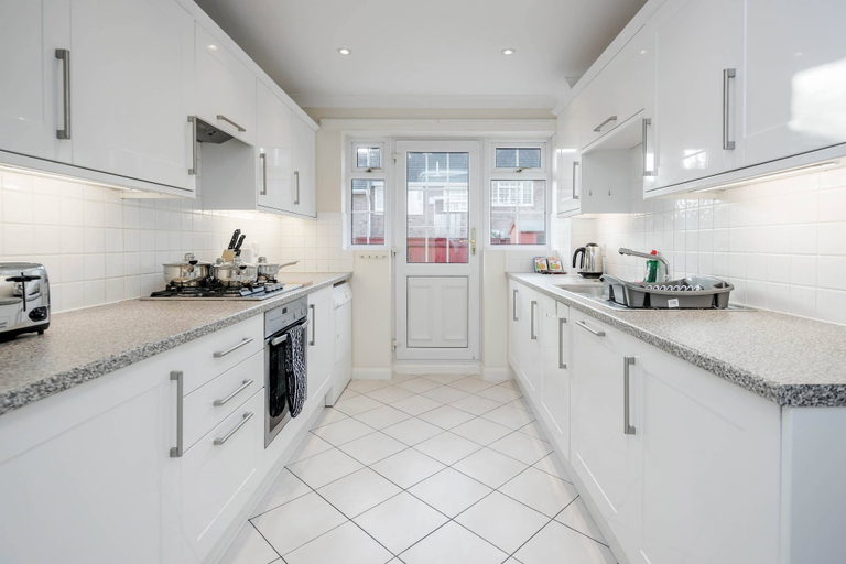 Private kitchen 3, Charming 3 Bed Hse Family and Long Stay, Windsor and Maidenhead