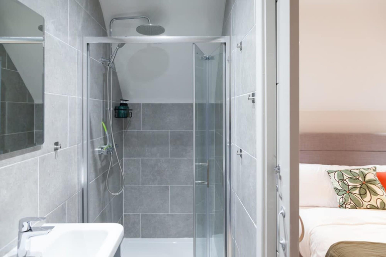 Room 2, Central Leeds Apartment Near Station - Sleeps 6, Leeds