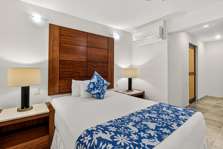 Room 3, Spacious Oceanview Suite With Heated Pool, hot tub & Terraces for Lounging, Puerto Vallarta