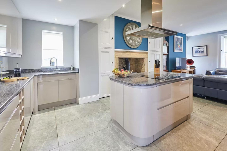 Private kitchen 3, House Sleeps 12 With Parking and Garden, Gateshead