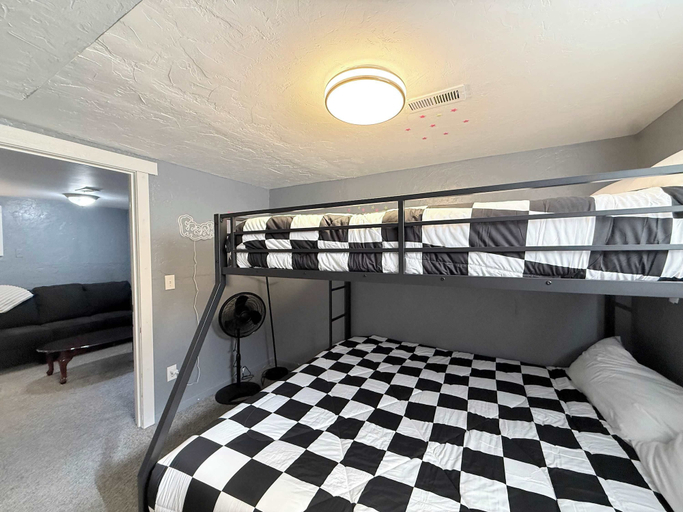 Room 2, Wake & Walk Retreat w/ Hot Tub, Camden