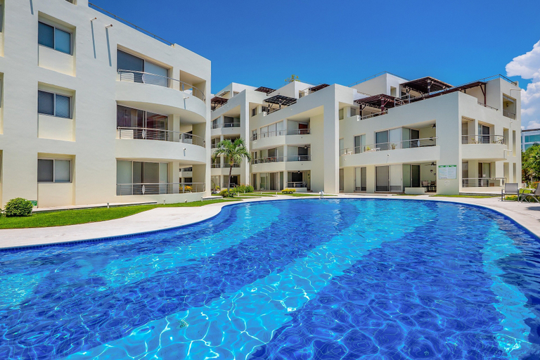 Pool 2, Stylish Condo With Covered Balcony, Pool & Pool Tables, Compostela