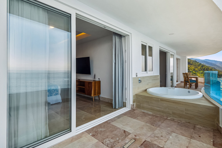 Room 4, Stunning Oceanfront Apartment With Breathtaking Views and Luxurious Amenities, Puerto Vallarta