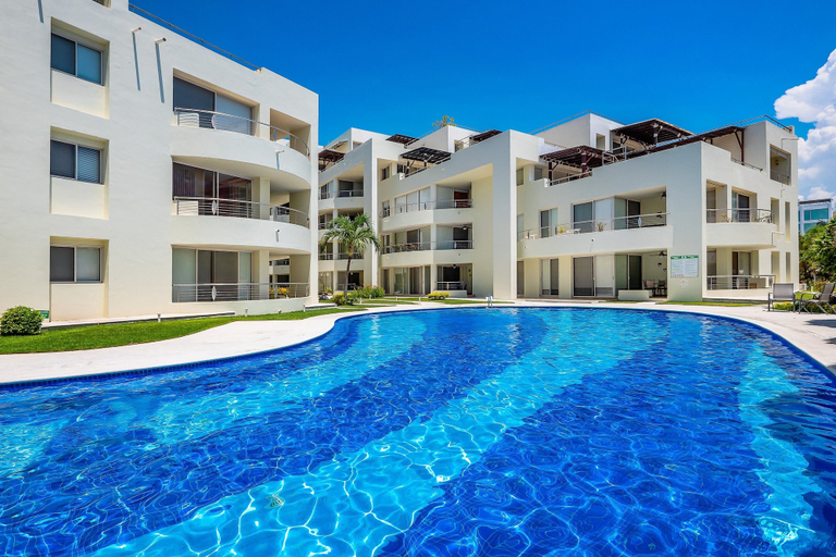 Pool 3, Modern Ocean-view Stay With Pool and Rooftop Access, Large Balcony, and AC, Compostela