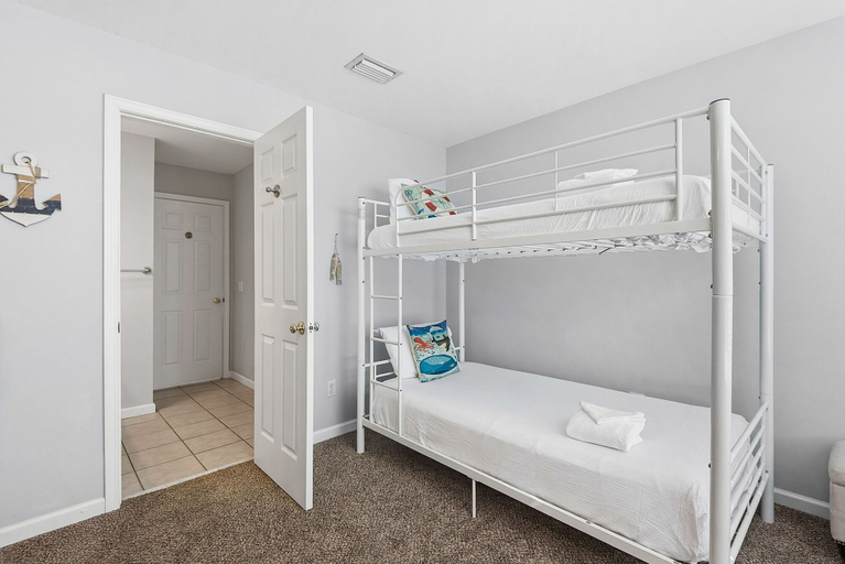 Room 5, 3BR Lagoon & Beachside Escape w/ Private Pool for 8 Guests, Bay