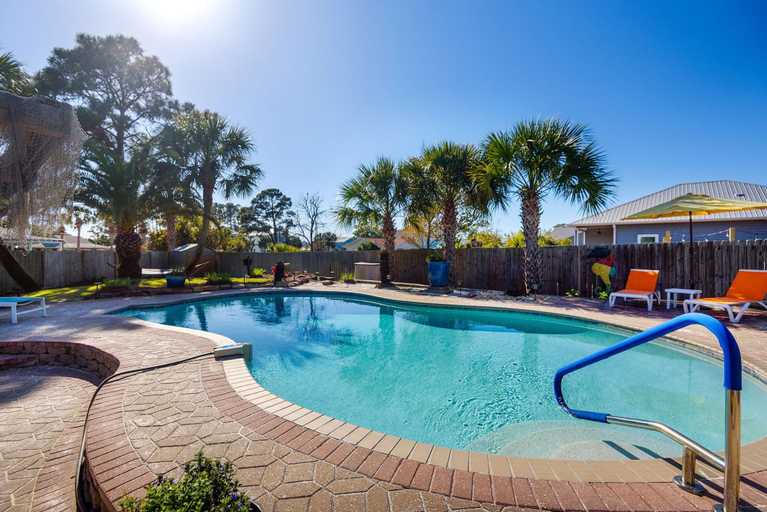 Pool 3, 3BR Lagoon & Beachside Escape w/ Private Pool for 8 Guests, Bay