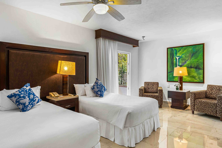 Room 4, Elegant Multi-level Penthouse With Rooftop Jacuzzi, bay Views, Pool & Game Room, Puerto Vallarta
