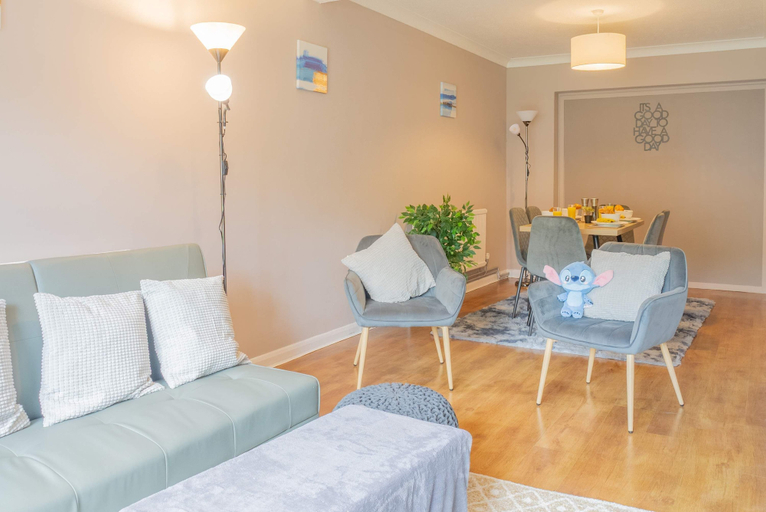 Room 2, Spacious 4-bed House Guildford Free Parking, Surrey