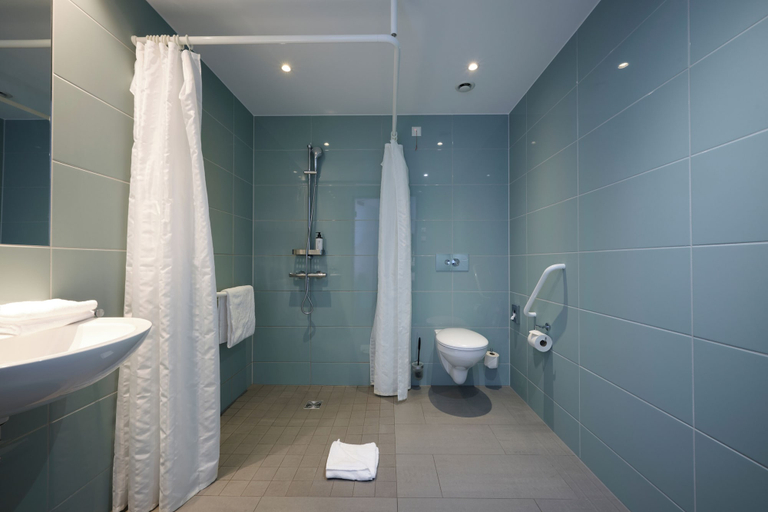 Bathroom 2, Premier Inn München City West, München