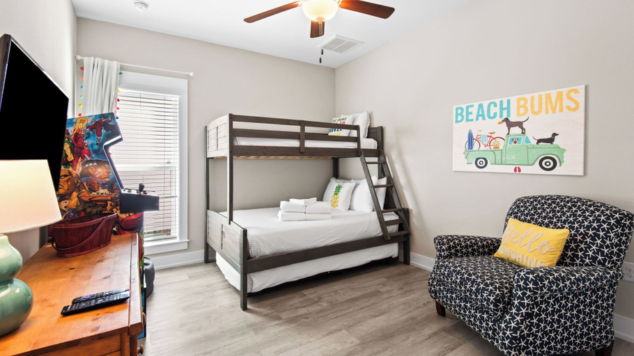 Room 5, 3BR Home in Shorewalk: Pool, Grill, Arcade + Free Tix: Dolphin Cruise & More!, Bay