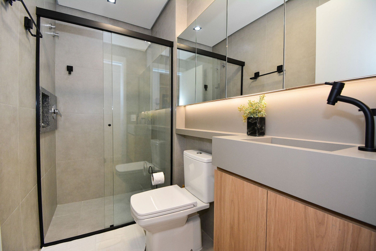 Bathroom, Elegante Studio frente a UFSC e HU -201R, Florianopolis