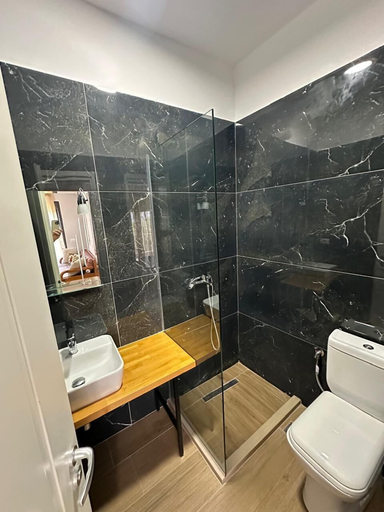 Bathroom 4, FAMILY INN Apartments, Sarandës