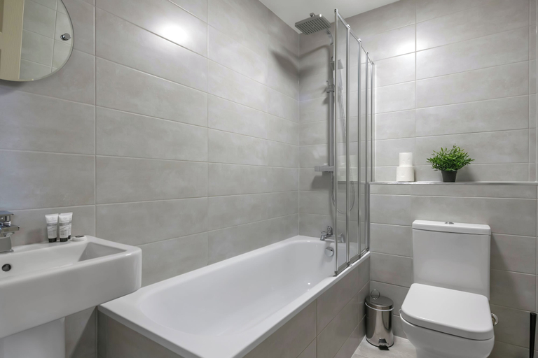 Bathroom 2, Peregrine House, Nottingham