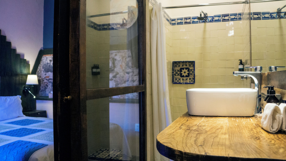 Bathroom 3, Hotel Mesones 49, Allende