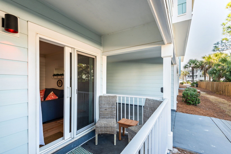 Terrace/patio 4, Pet-friendly Corner 1st Floor Condo in Seagrove, Steps From the Beach, Walton