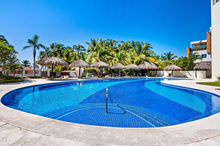 Pool 5, Modern Ocean-view Stay With Pool and Rooftop Access, Large Balcony, and AC, Compostela