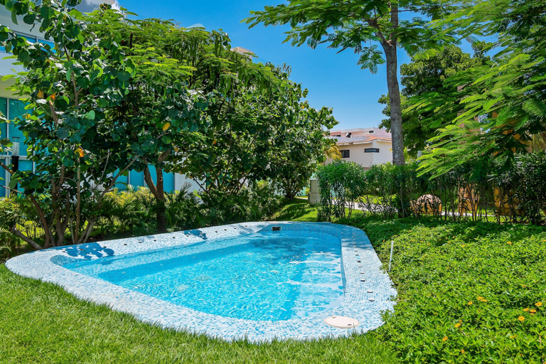 Pool 5, Stylish Ocean-view Condo With Pool, Gym, Private Balcony, AC, & Wifi, Compostela