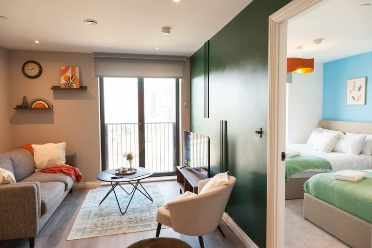 Exterior 3, 2 Bed Flats Near Station & City Centre - Sleeps 6, Leeds