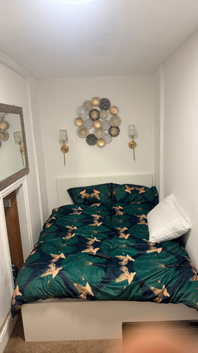 Primary image, House Sleeps 2 with Parking, London
