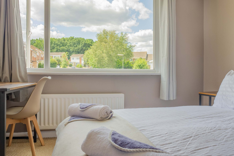 Room 4, Spacious 4-bed House Guildford Free Parking, Surrey