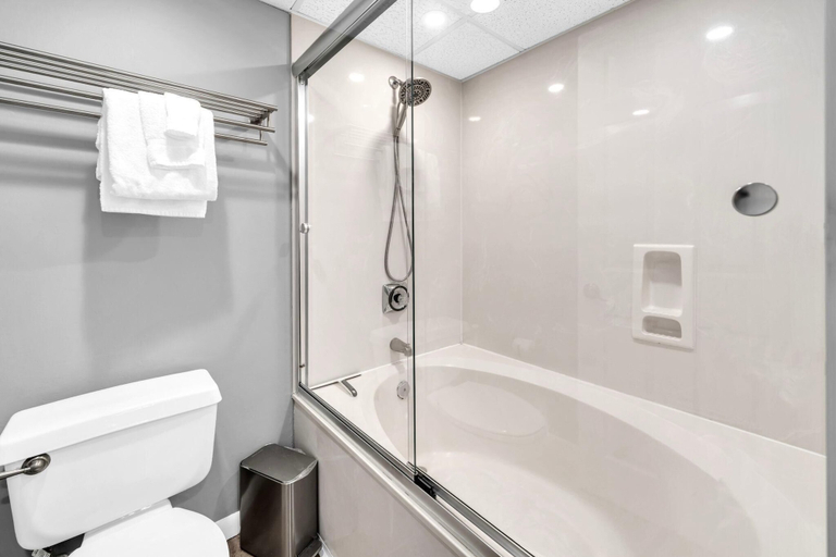 Bathroom 5, Long Beach Resort 2-201, Bay
