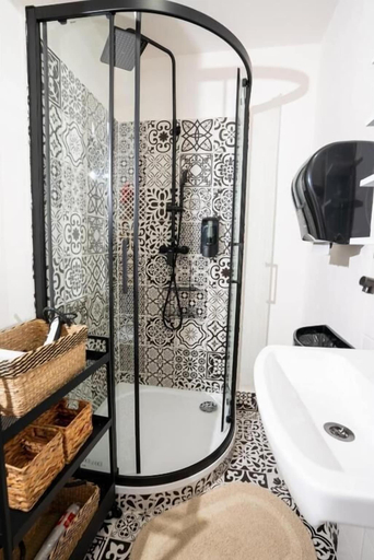 Bathroom 4, White Wolf House Hostel & Apartments, Praha 1