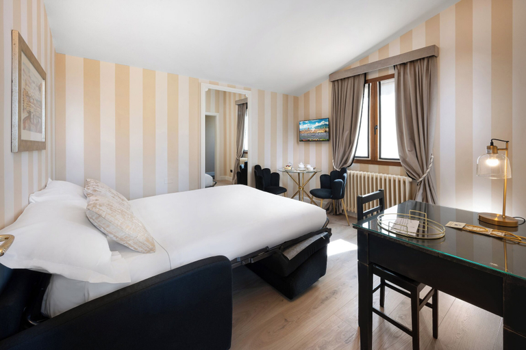 Living area, Hotel Palazzo Borghini, Florence