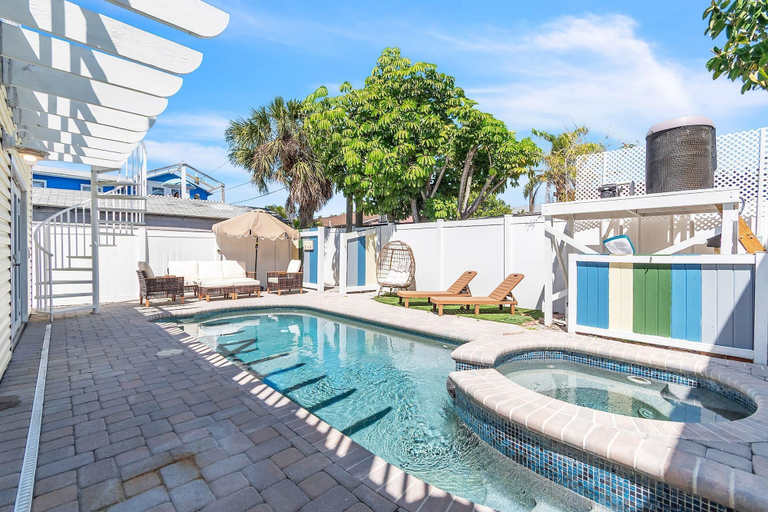 Pool 4, Sunny Palms, Pinellas
