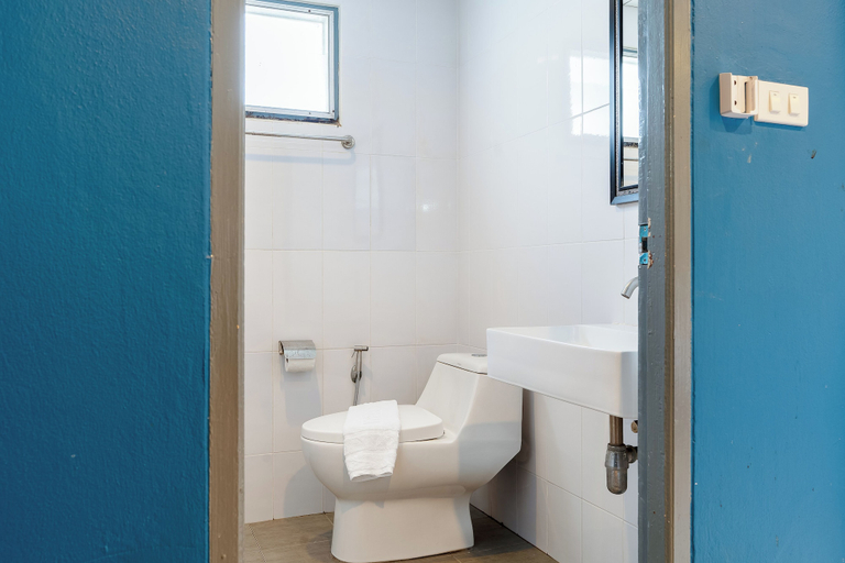 Bathroom 5, Xanadu Hotel, Ban Chang