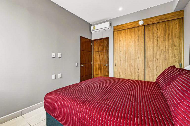 Room 2, Modern Condo With Rooftop Pool, Balcony, gas Grill & gym Access, Puerto Vallarta