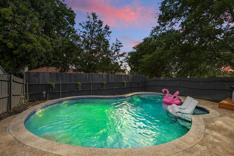 Interior 3, Spacious 5BR 3BA Retreat With Pool & Hot Tub, Dallas