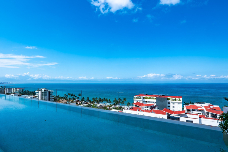 Pool 4, Modern Waterfront Condo With Shared Pool, Balcony, and Washer/dryer, Compostela