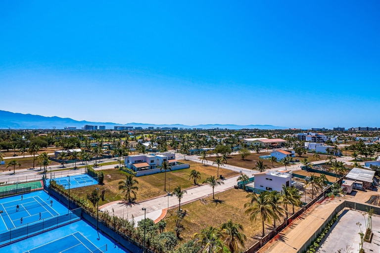 Sport court, Peaceful Modern Condo With Rooftop Pool, Washer-dryer and Fitness Room, Compostela