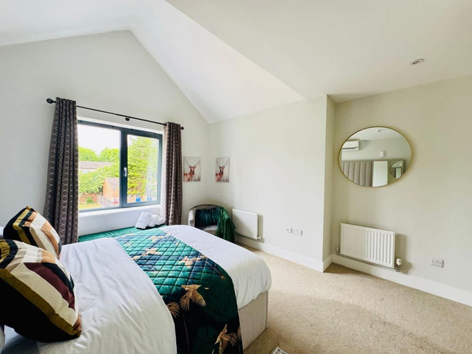 Room 2, Heliodor 4BR Townhouse With A C NR Addenbrookes, Cambridgeshire