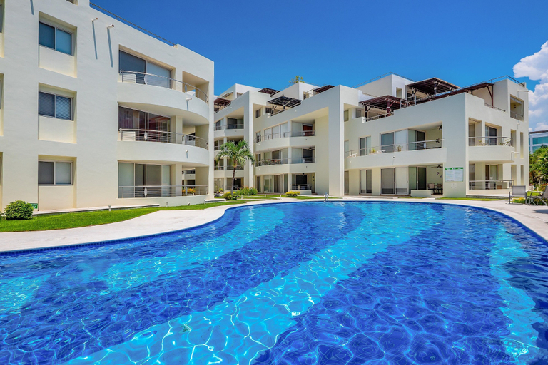 Pool 2, Bright Coastal Apartment With Pool, Balcony & Beach Access Close by, Compostela