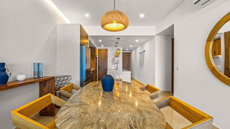 Room 2, Bright Oceanfront Condo With Balcony, Rooftop Pool & Near Malecon Boardwalk, Puerto Vallarta