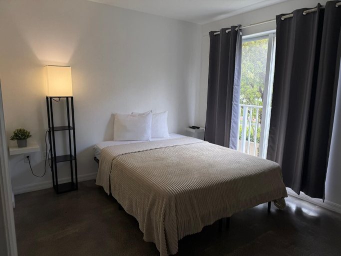 Room 2, Triangle Suites LLC, Miami-Dade