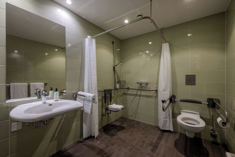 Bathroom 5, Premier Inn Hamburg City Berliner Tor, Hamburg