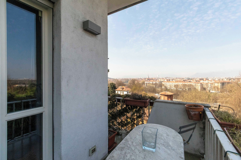 Balcony 4, Guesthost - Charming Apt With Parking!, Torino