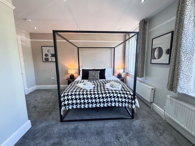 Room 2, 6 Bedroom Victorian Townhouse in Central Harrogate, North Yorkshire