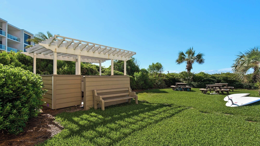 Outdoor dining 4, 12th-floor Gulf Views w/ Private Beach + Free Tickets: Dolphin Cruise & More!, Walton