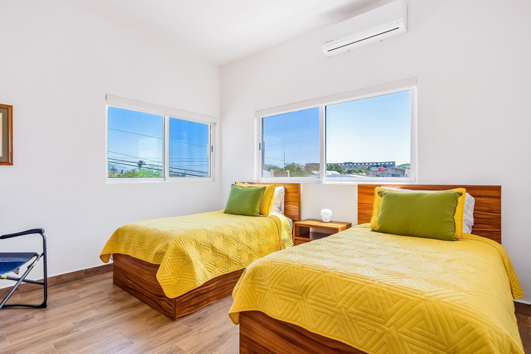 Room 3, Beautiful Condo With Shared Pool, Full Kitchen, & Private W/D, Compostela