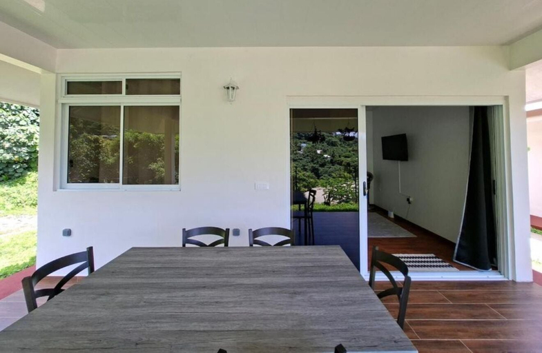 Outdoor dining 3, Bungalow Hoarai Uturoa