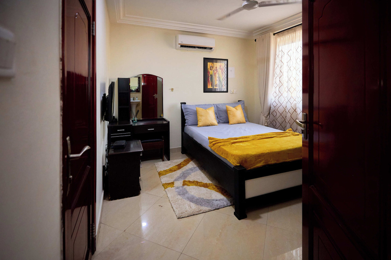 Room 4, Willows Court, Accra
