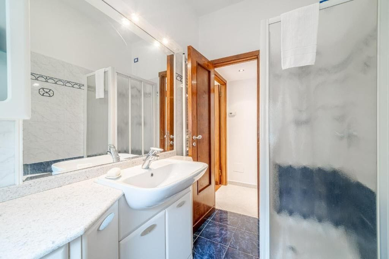 Bathroom 5, Guesthost - Santa Margherita Quiet Apartment With Balcony, Genova