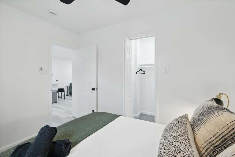 Interior 3, Modern 2BR Unit With Hot Tub, Tarrant