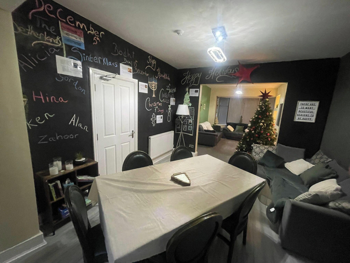 Dining, House Sleeps 9 With Garden and Parking, Bradford