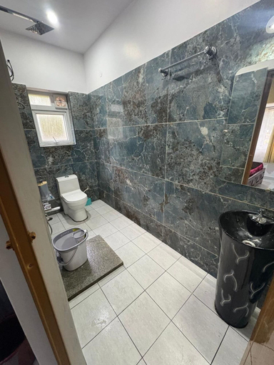 Bathroom 5, Highland Burg Ooty, The Nilgiris
