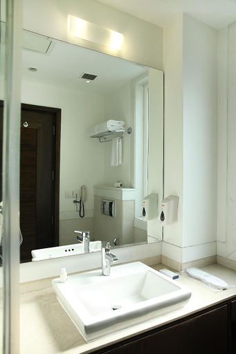 Bathroom 3, Hotel Windsor Castle Cyber City, Gurgaon