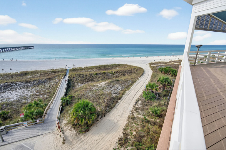 Beach 4, 6BR Gulf-front Home, Sleeps 19, Heated Pool & Mini Golf, Bay